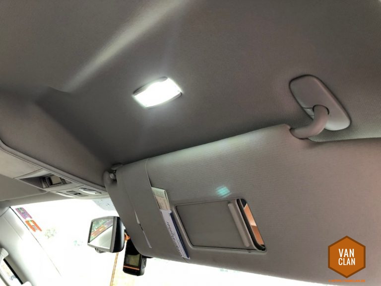 VW Bus T5 Multivan Innenbeleuchtung über der Sonnenblende