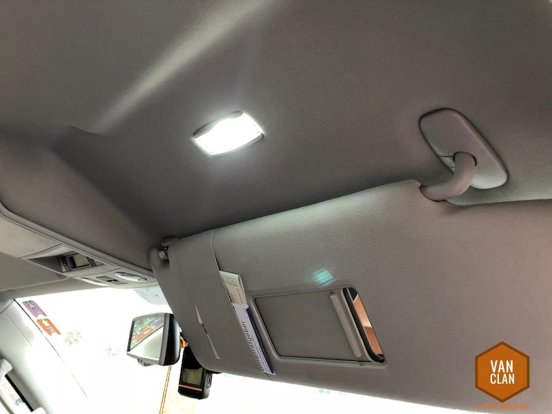 VW Bus T5 Multivan: Innenbeleuchtung über der Sonnenblende auf LED umrüsten  