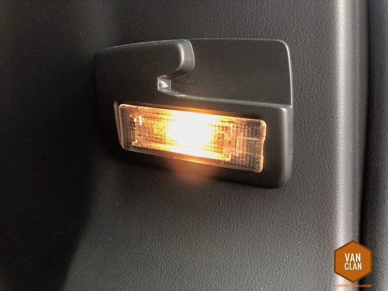 VW Bus T5 Multivan: Kofferaumbeleuchtung auf LED umrüsten 