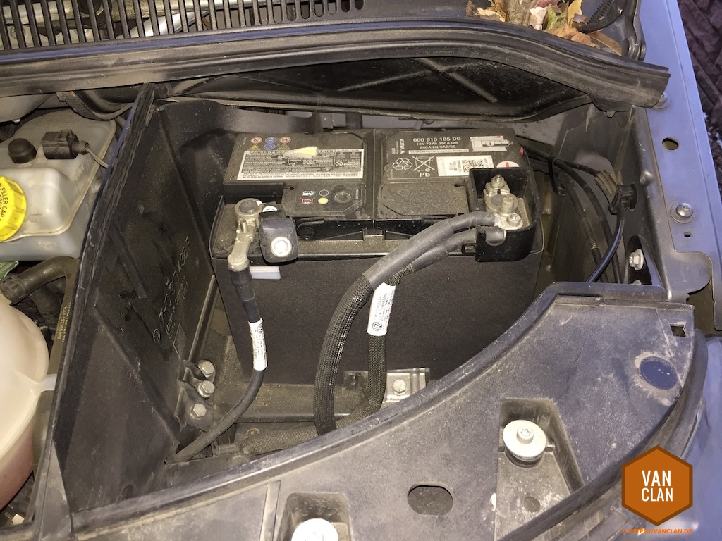 Batterie (Starterbatterie) ausbauen und tauschen beim VW T5.2