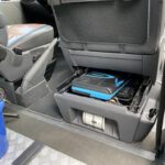 Stauraumerweiterung im VW Multivan T5: Werkzeug unter dem Beifahrersitz