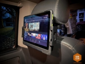 Fire HD 10 Kids Amazon Tablet an der Kopfstütze des VW T5 Multivan