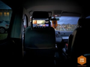 Fire HD 10 Kids Amazon Tablet an der Kopfstütze des VW T5 Multivan