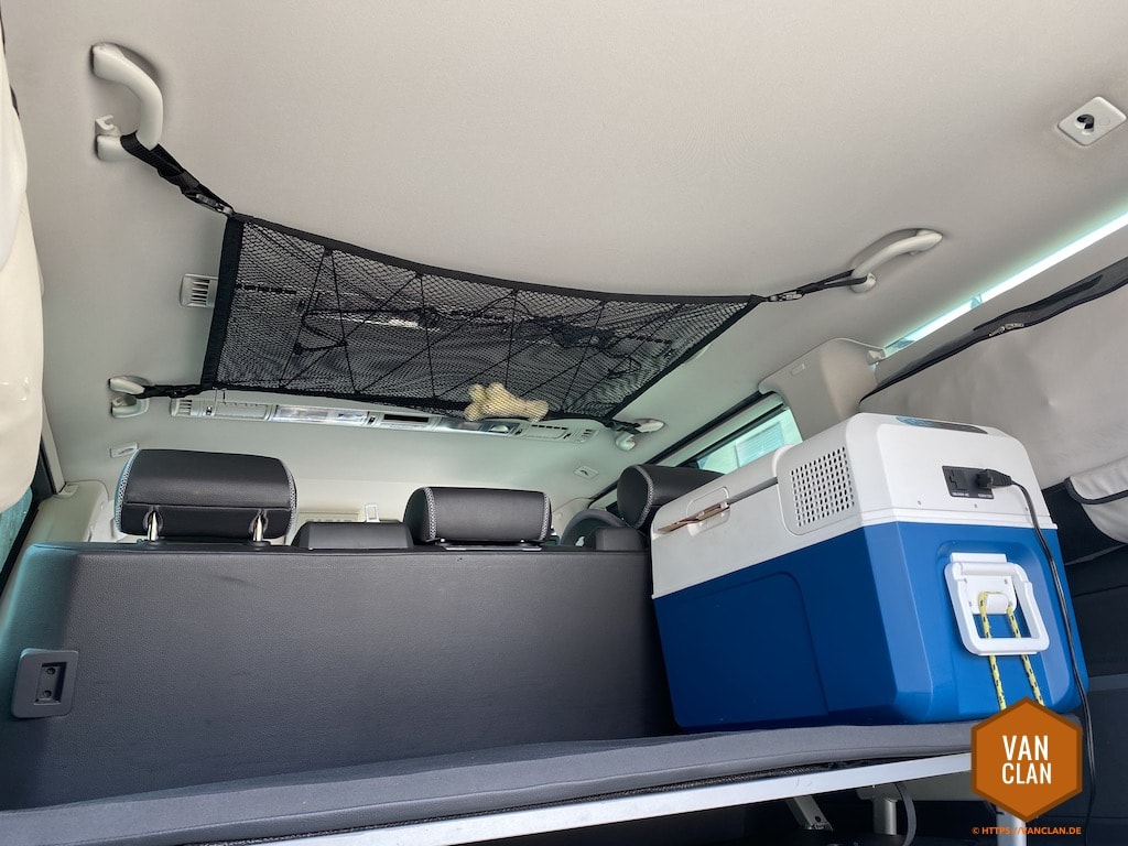 Dachnetz am Himmel des VW Multivan T5 als zusätzliche Verstaumöglichkeit