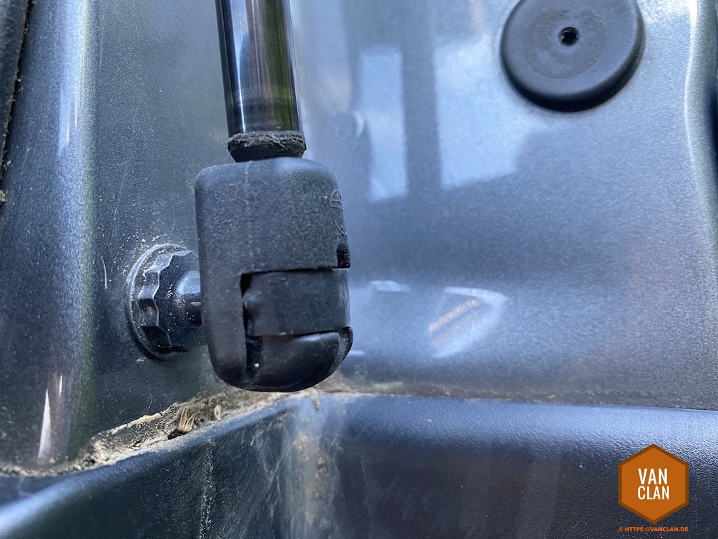 Gasdruckfedern Heckklappendämpfer des VW T5 T6 gegen verstärkte wechseln 