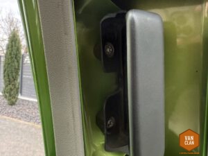 Türgriff innen an der Caddy Schiebetür ausbauen